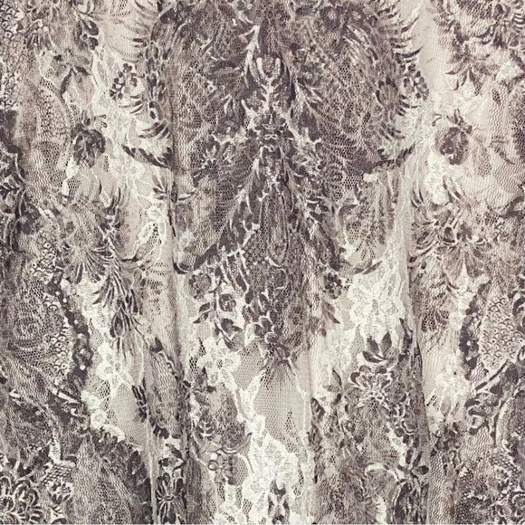 ROZ & Ali M Medium Top Shirt Gray Paisley V Neck Short Sleeve Lace Over P21 - Picture 2 of 8